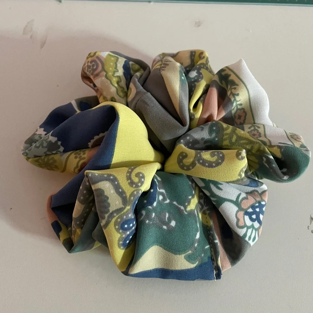 Multicolor Patterned Scrunchie - Picture 2 of 2